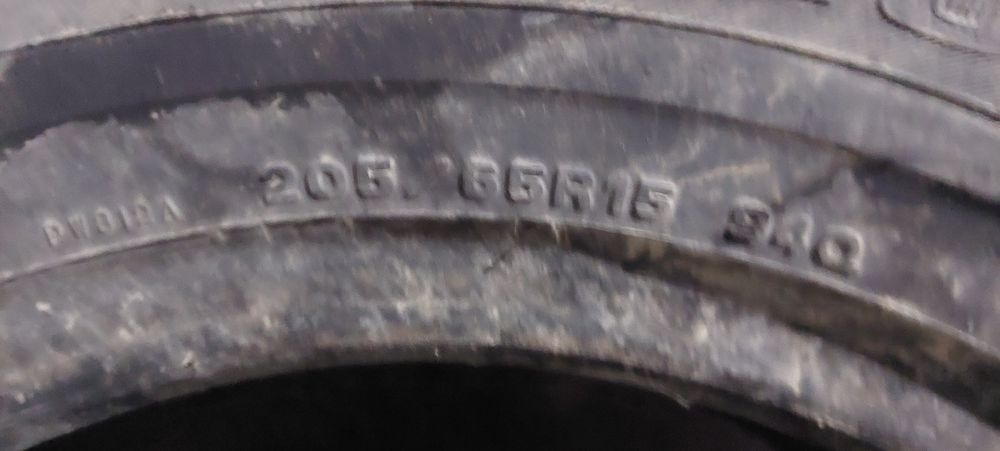 продам 2 зимние покрышки