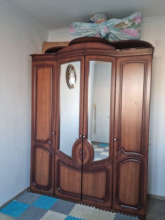 срочно дешево в отличном состоянии есть еще комод и кровать