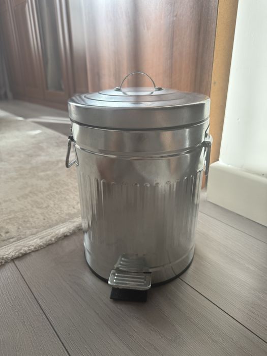 Металлическое мусорное ведро Германия