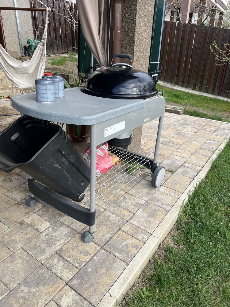 Vand gratar pe carbuni Weber Permormer 57cm cu rotisor electric