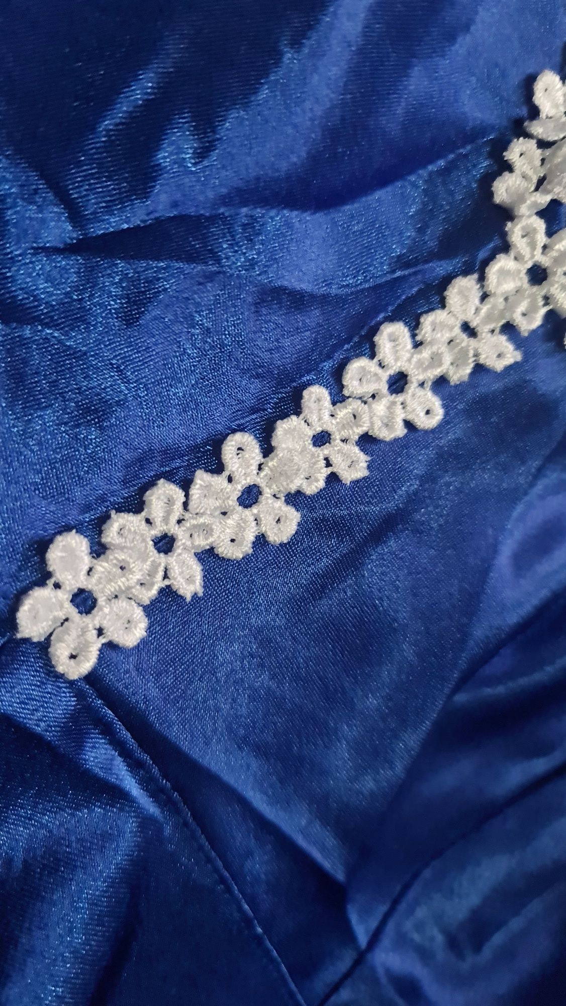 Vând rochie din satin albastră făcută pe comandă mărime 40-42