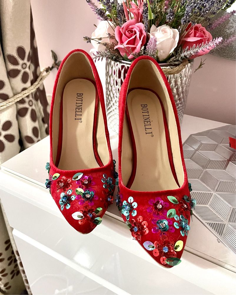 Pantofi de damă din catifea roșie cu aplicații de paiete