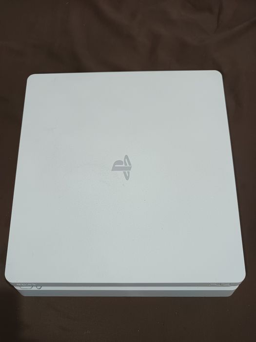 Vând PS4 Slim Alb