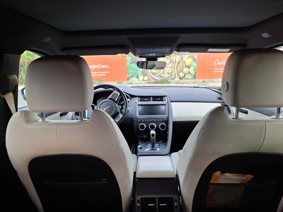 Un superb Jaguar negru E Pace, cu piele alba