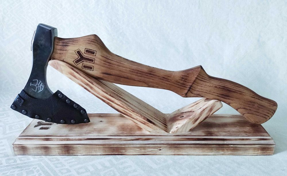 Брадва в прабългарски стил със стойка - ръчна изработка