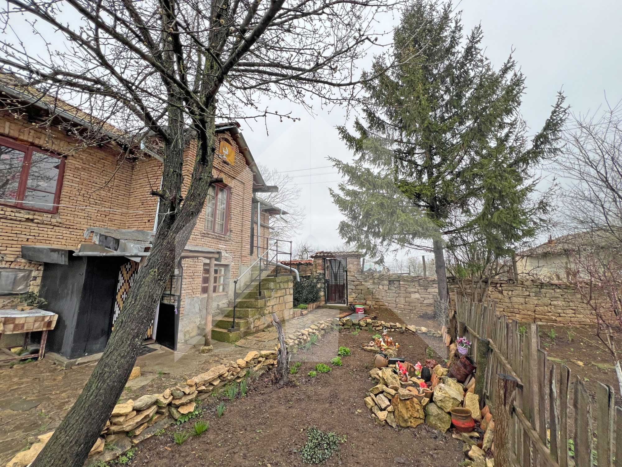 Продава запазена, селска къща с кладенец в село на 10 мин от града.