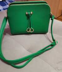 Нова, елегантна, зелена чанта.