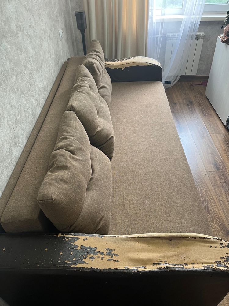 Продам диван в среднем состояний