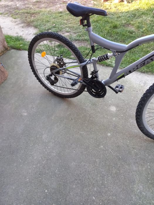Vand biclcleta cu suspensii pentru drum de munte
