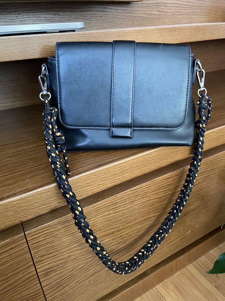 Черна кожена чанта  Twist с ефектна дръжка