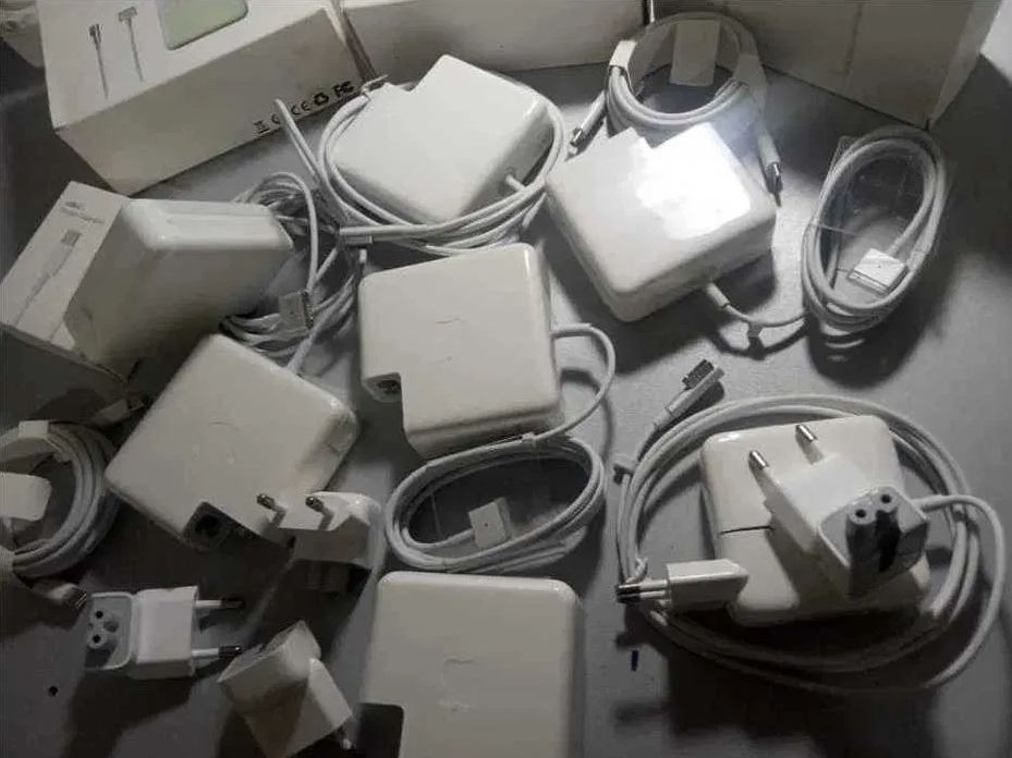 на ваш MacBook magsafe и Type-c - зарядка, блок питания