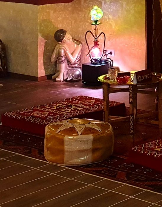 Pufuri/tabureti din piele naturală, mese, saltele in stil turcesc