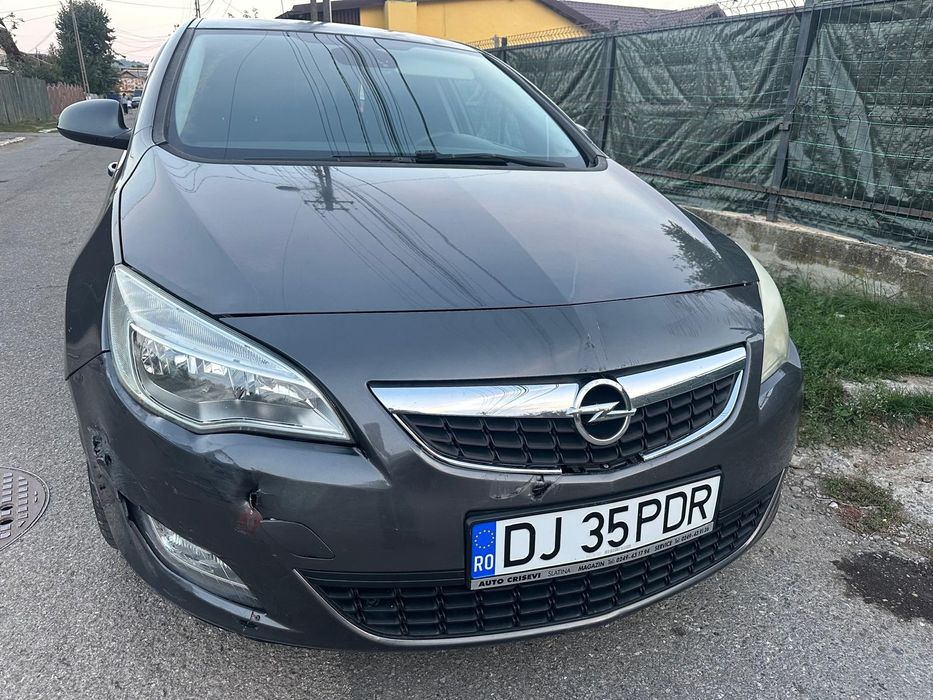 Opel Astra J fabricație 2010 1.7cdti euro5 ușor avariata