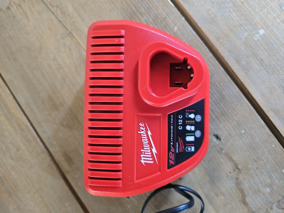 Incarcator Milwaukee 12v