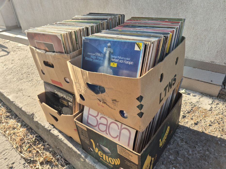 -Vând Lot Discuri Vinil 100LP,muzica Clasică mixta 

- Clasică 

- In
