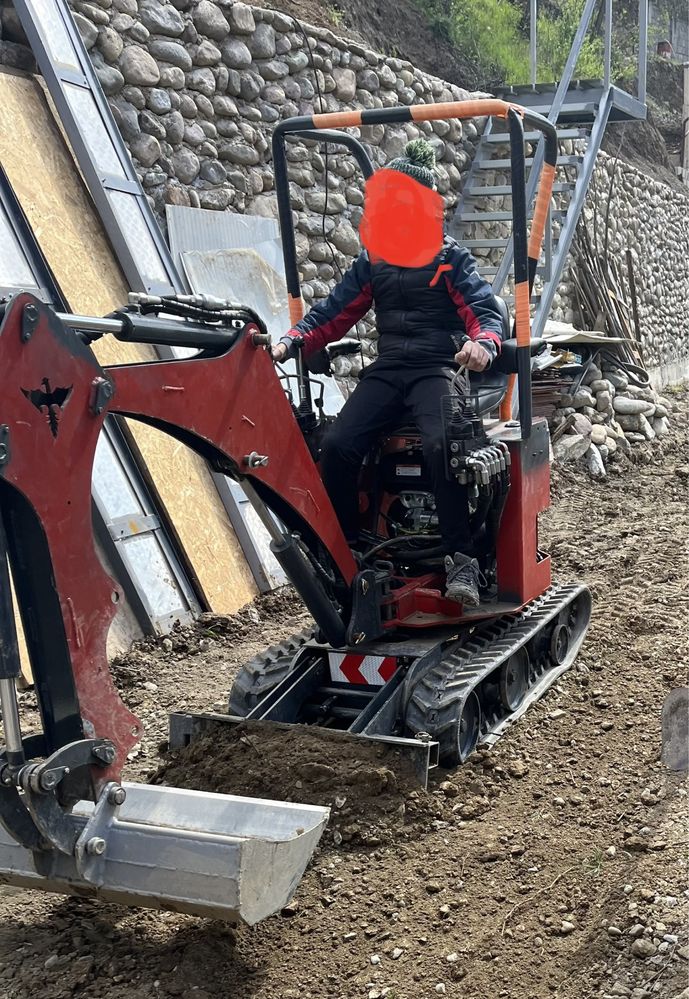 Servicii miniexcavator, execut gauri diametrul 20mm si adancime de 80