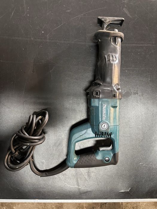 Саблен трион Makita JR3050T