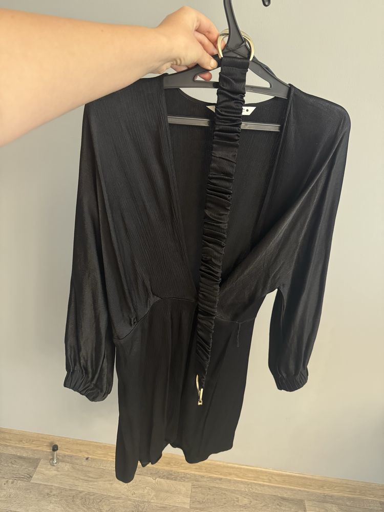 Платье Zara — стильное, элегантное с запахом