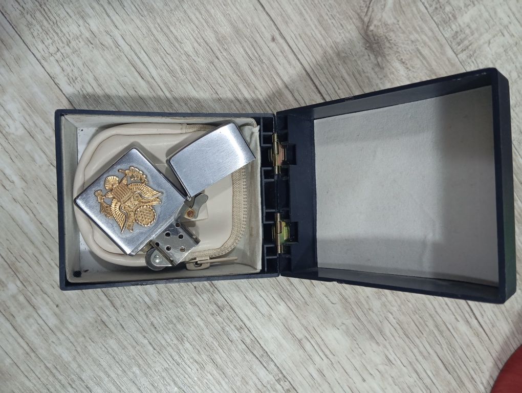 Зажигалка Zippo и разные 4 штуки одна на бензине, 3 на газу