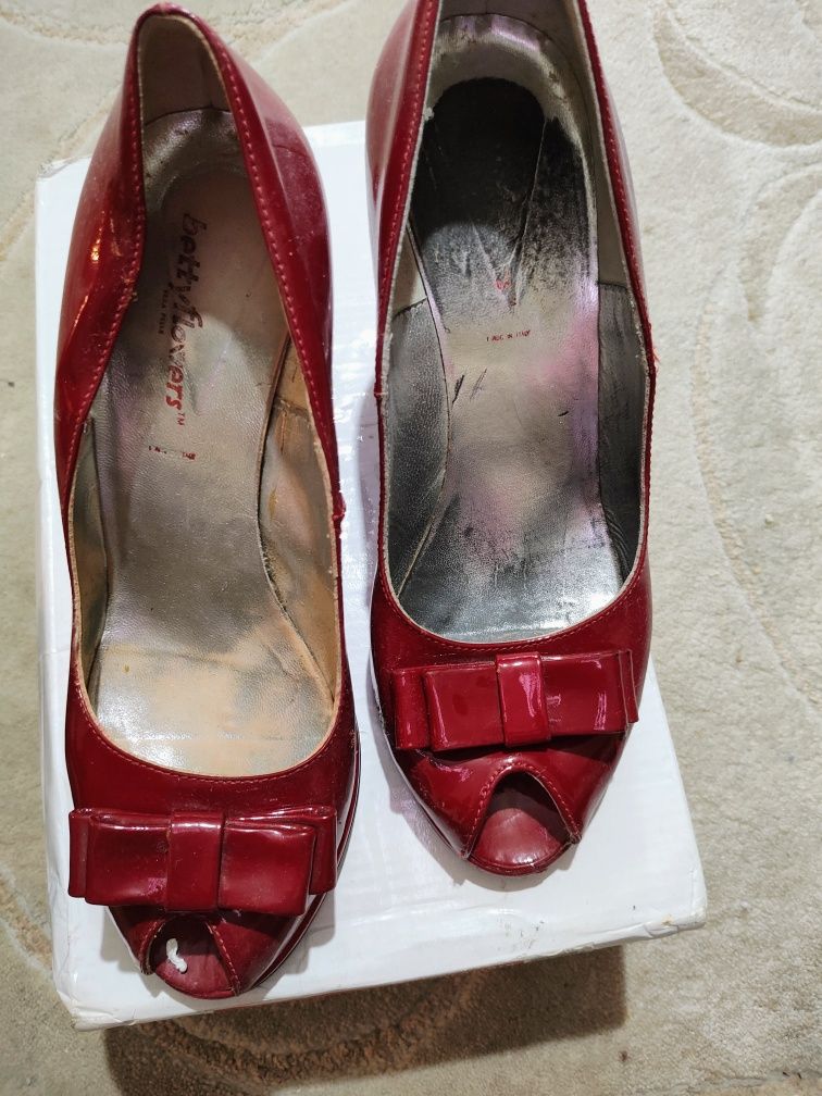 Pantofi rosii piele lacuita si sandale firma, ambele masura 38.