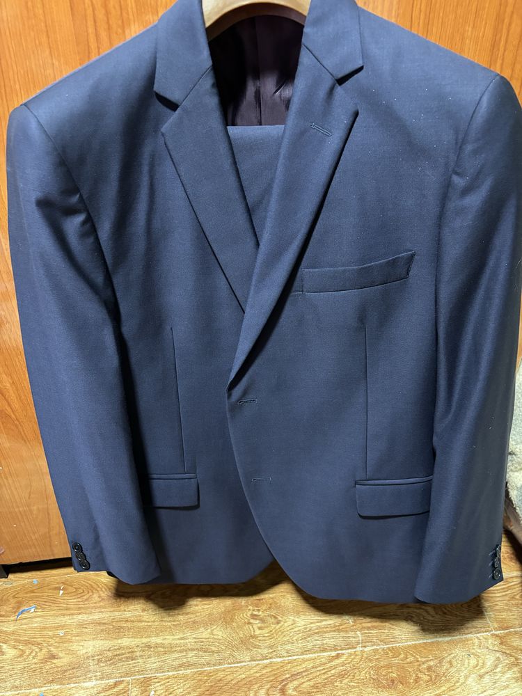 Se vinde costum barbatii