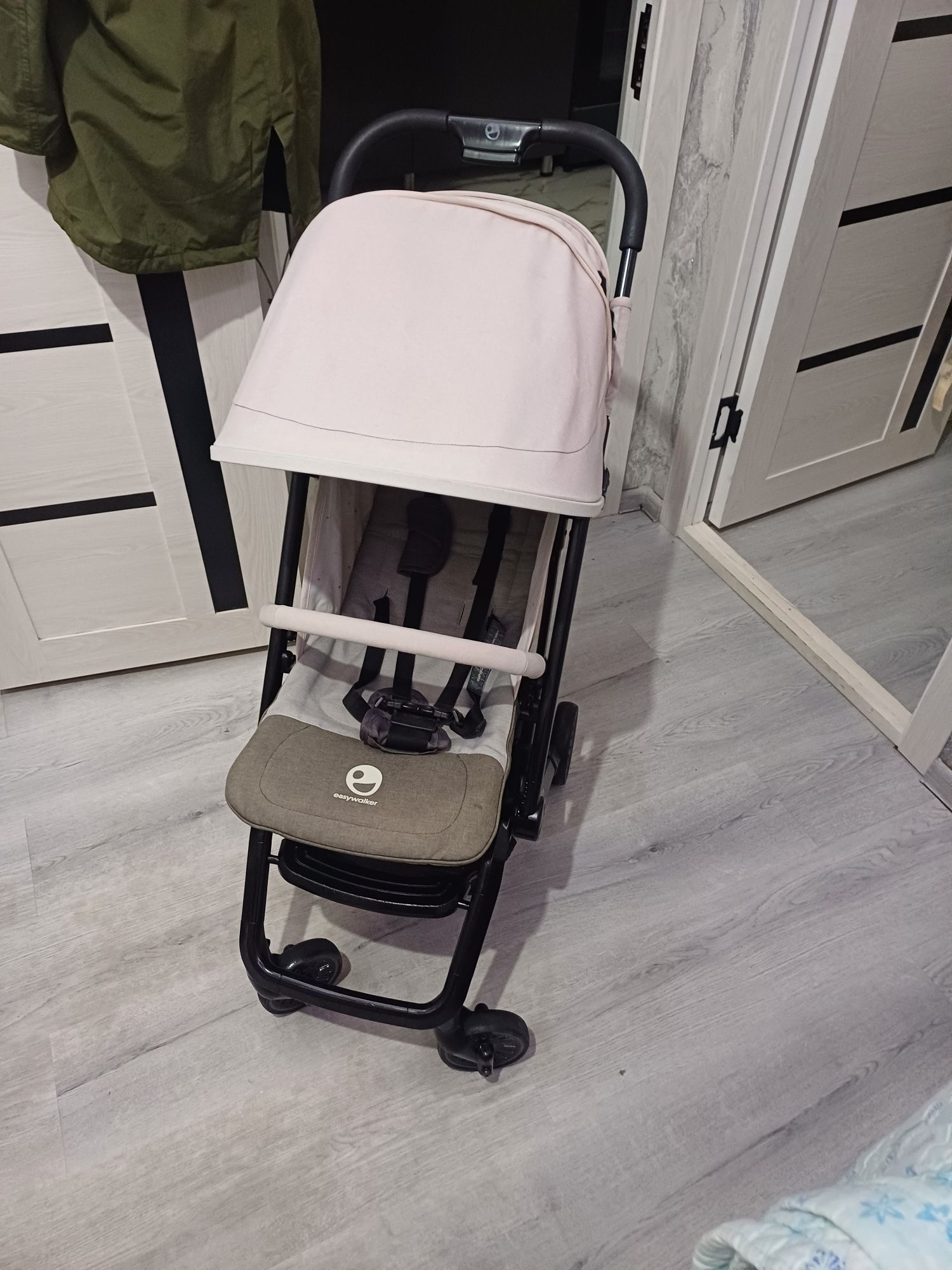 Продаётся фирменный чемодан коляска Easywalker Disney