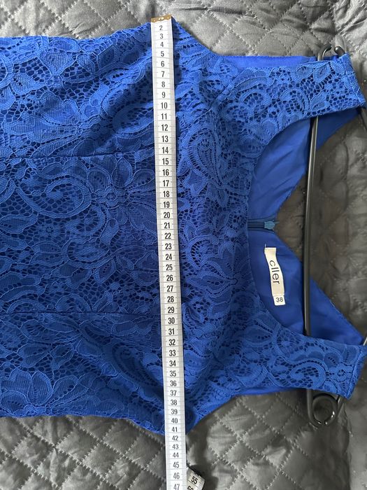 Елегантна дантелена рокля в кобалтово синьо