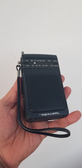Realistic radio portabil de colecție