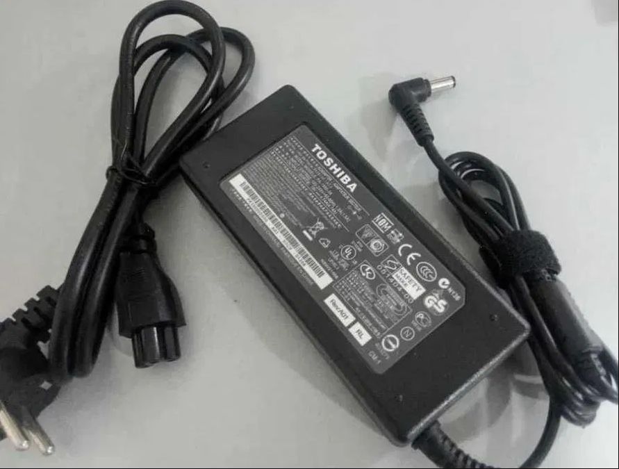 Зарядка, блок питания на ноутбук Toshiba и шнур питания .