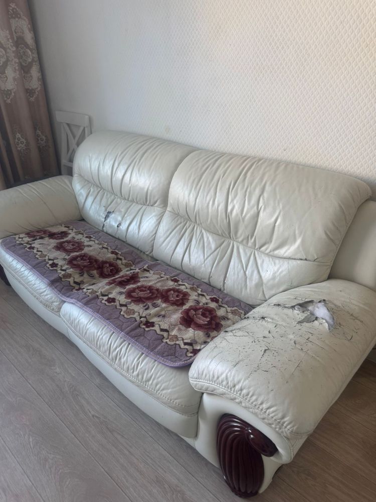 Продаю комплект кожаных диванов