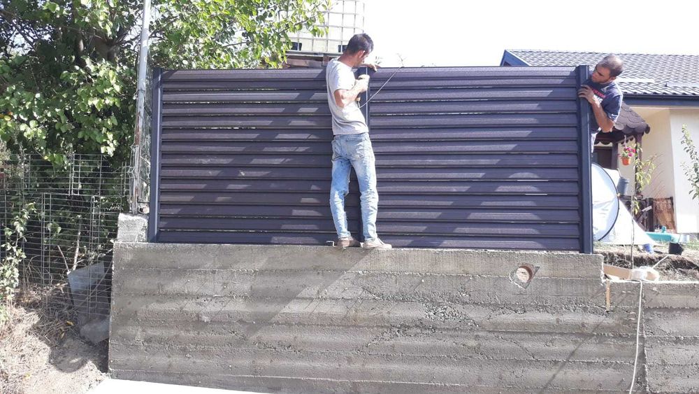 Garduri din panouri stil jaluzele, sipca metalica, tabla, plasa si BCA