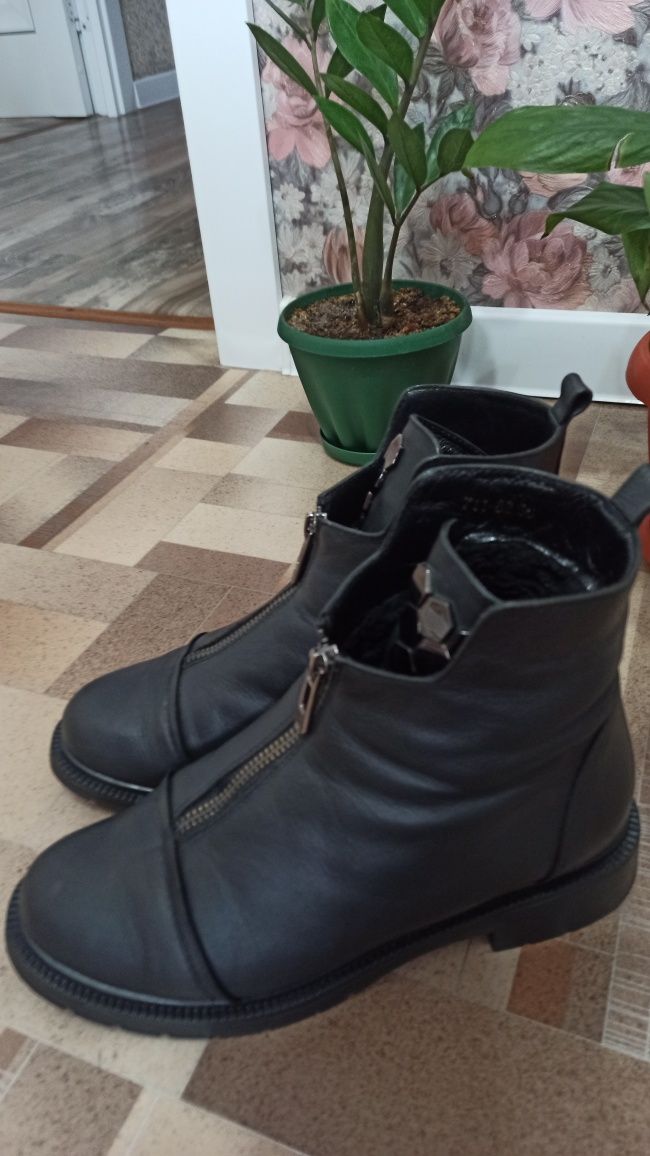 Продаю женские ботинки б/у