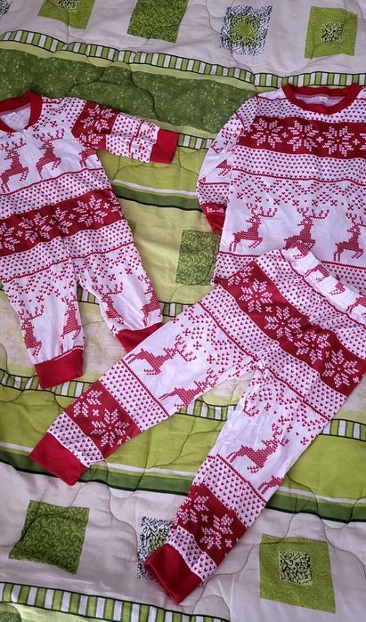 Еднакви коледни детски пижами