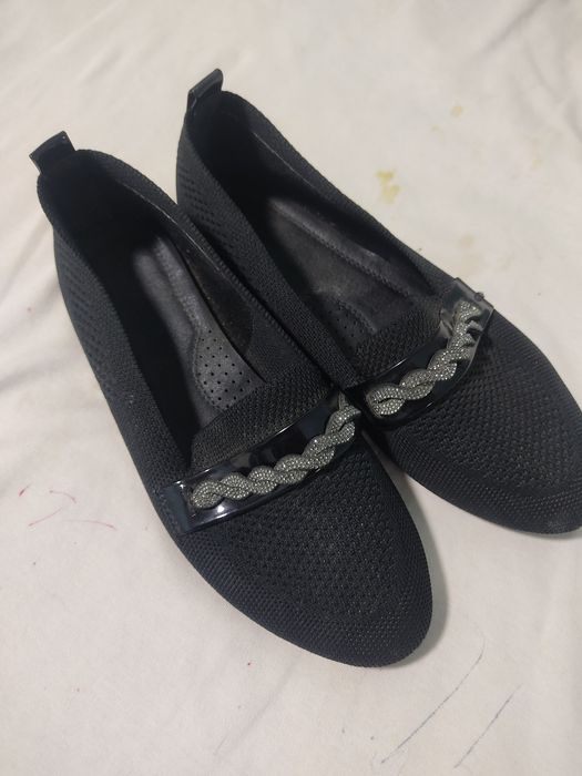 Оёқ кийимлар кийилган