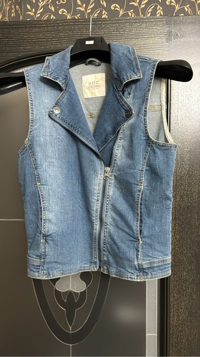 Продам джинсовую жилетку