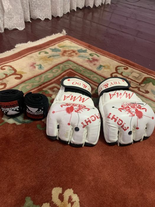 Перчатки спортивные для боев и бинты для бокса