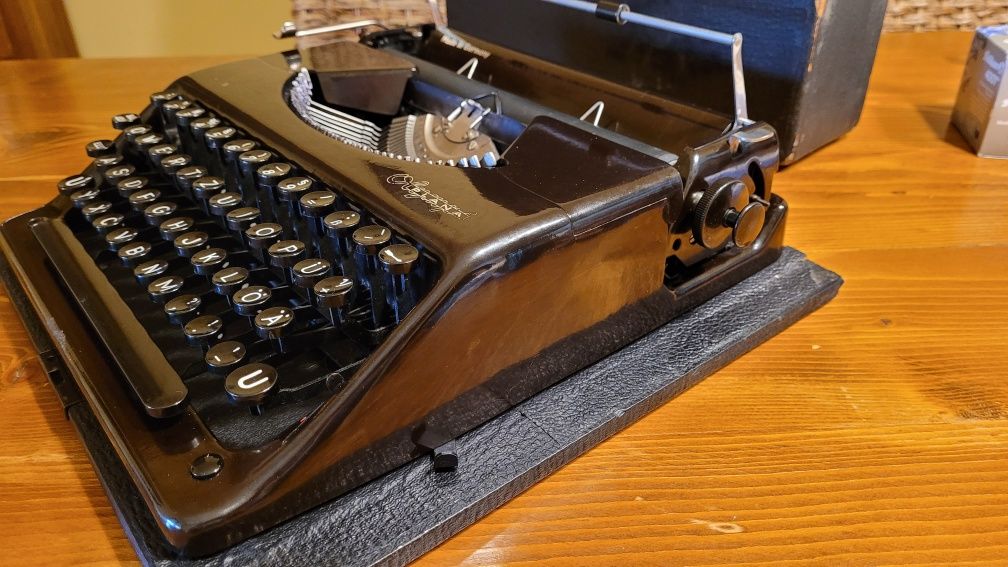 Masina de scris vintage Olympia Plana 1940