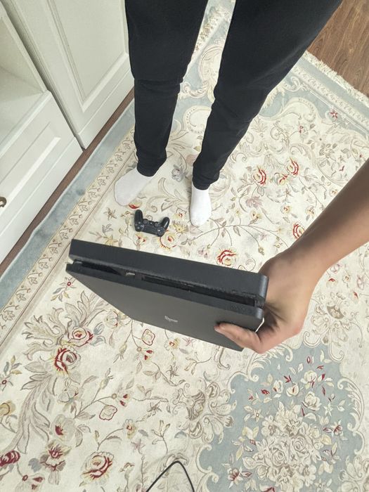 SonyPlayStation 4 slim 1tb и один джойстик