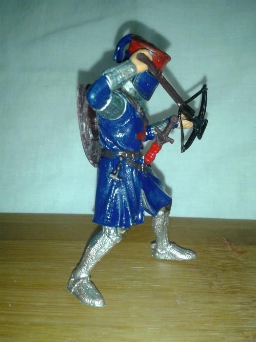 Soldat medieval cu arbaleta figurina pictata