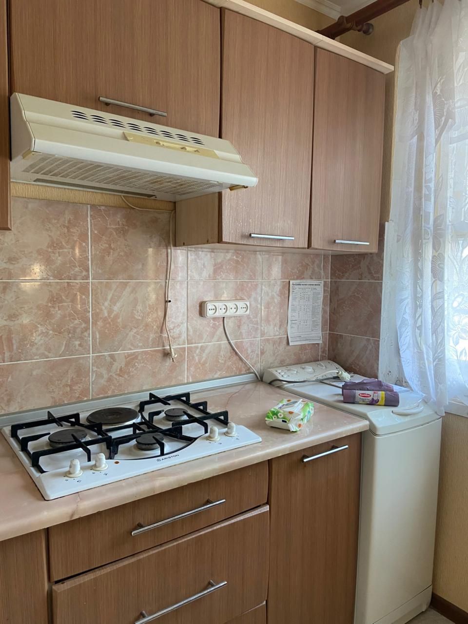 Продам 3 х комн. кварт. 4 мкр, 24 дом , 1 этаж.  Цена ниже рыночной.