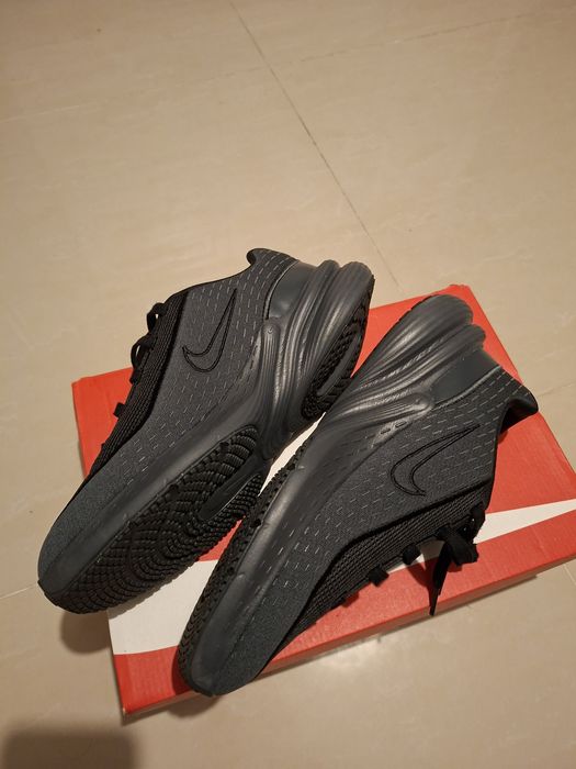 Adidasi nike uplift sc