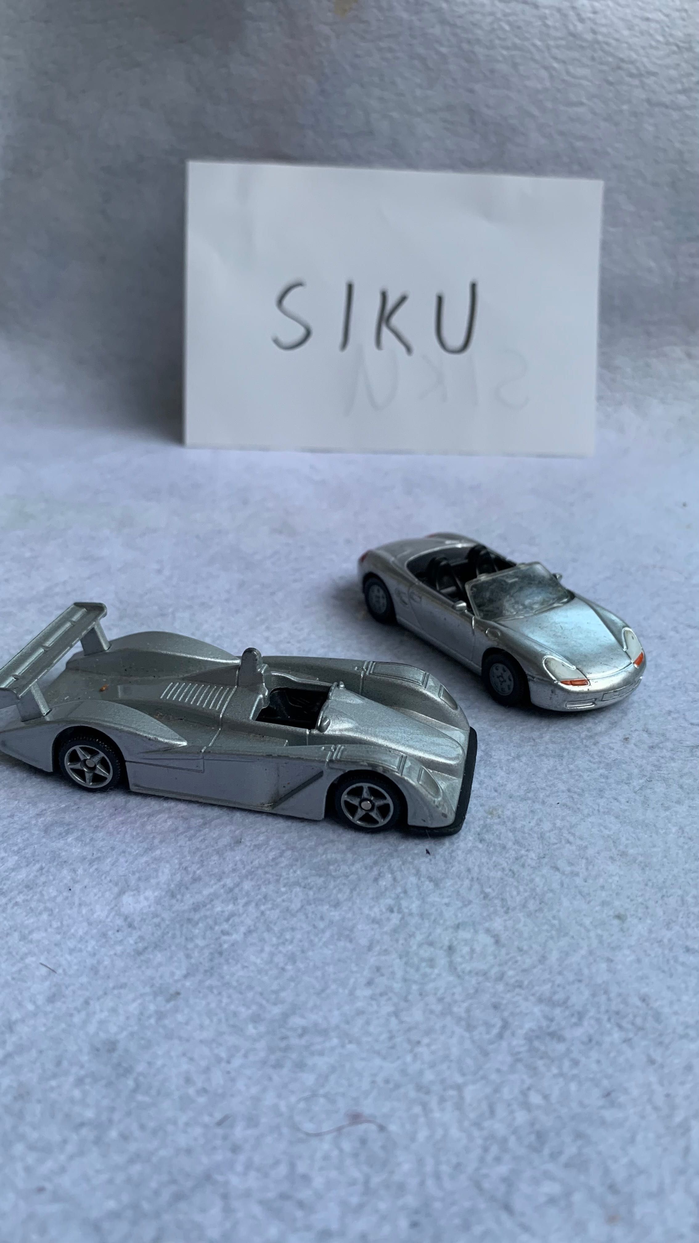 Метални колички на различни производители 1:64
