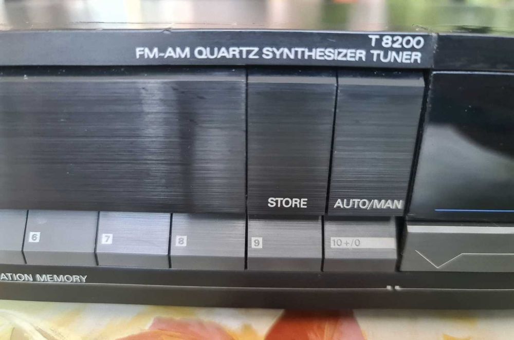 Grundig  T8200  Quartz  synthesizer AM FM  tuner