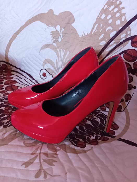 Vând pantofi roșii