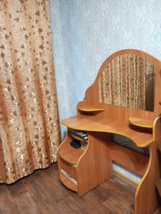 Продам трюмо с зеркалом