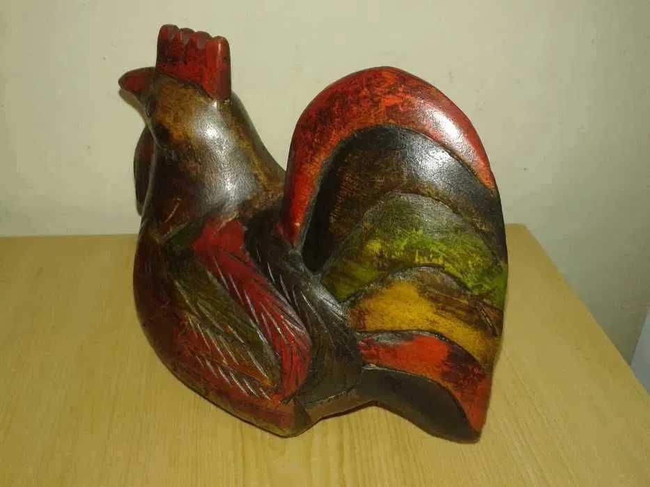 Cocos decorativ sculptat si vopsit manual