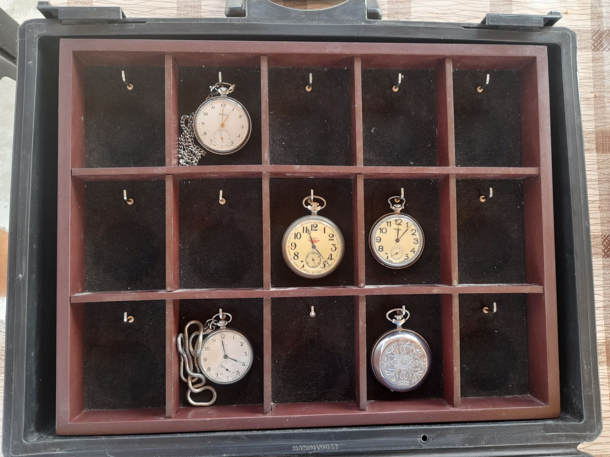 Кутия,куфар за съхранение и пренасяне на джобни часовници
