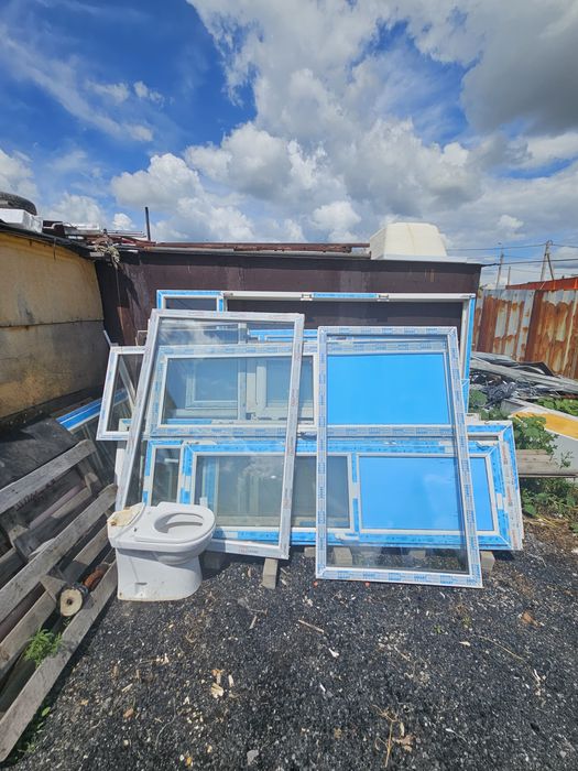 Продам пластиковые окна. Дверь. Разного размера
