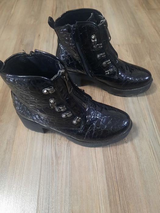 Женские ботинки. 36 размер. Маломерят. На 35 подойдут точно