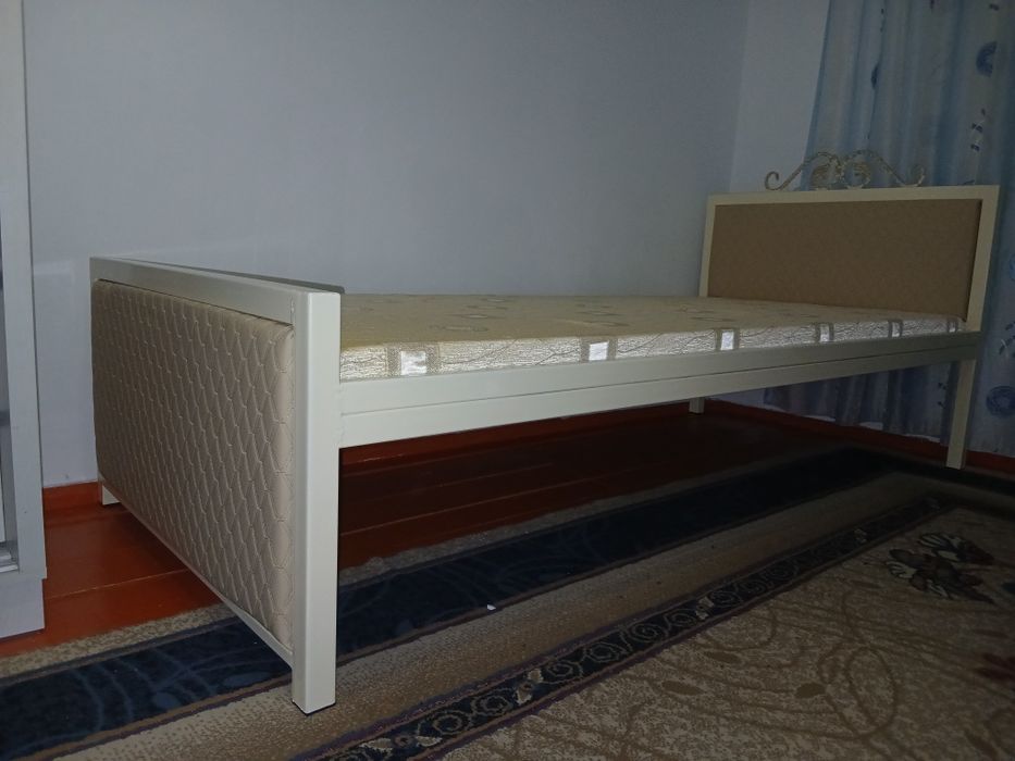 кованый кровать.